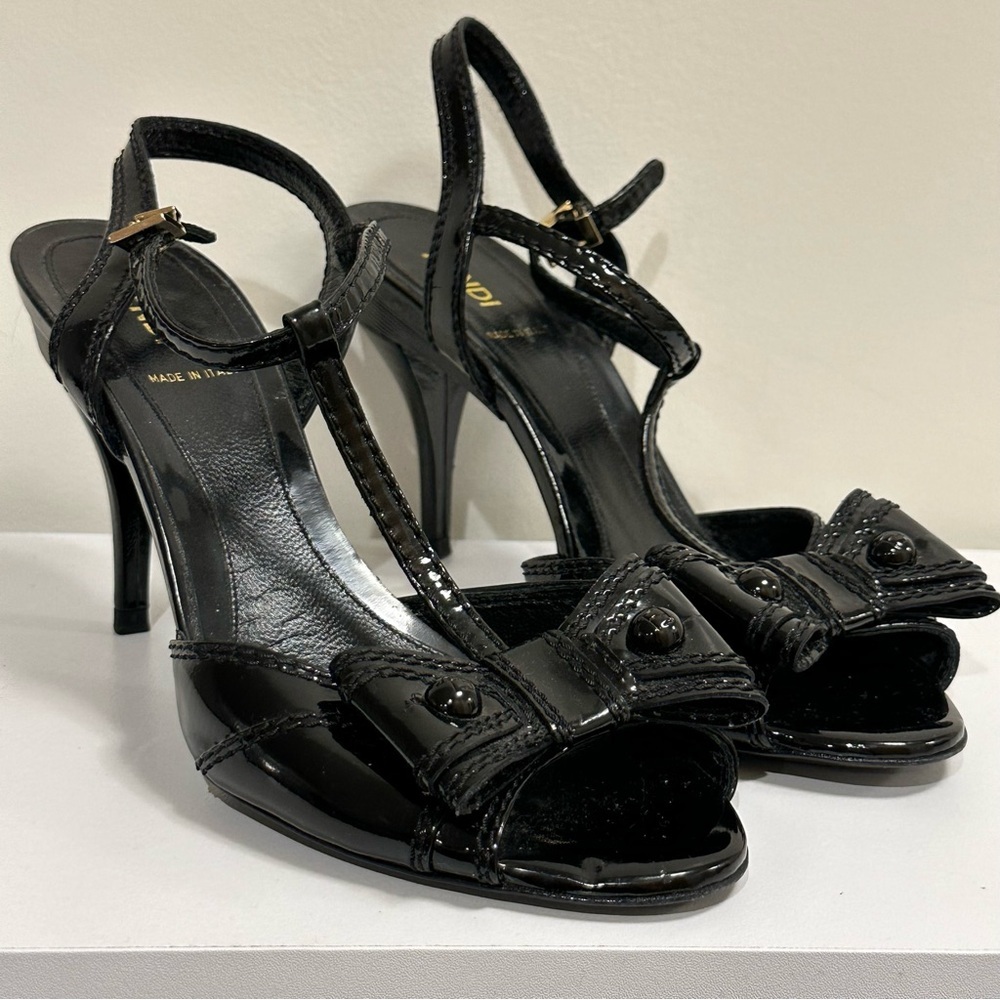 Fendi Black Patent Leather T-strap Bow Heels Sandals Peep Toe size 37 (6.5)